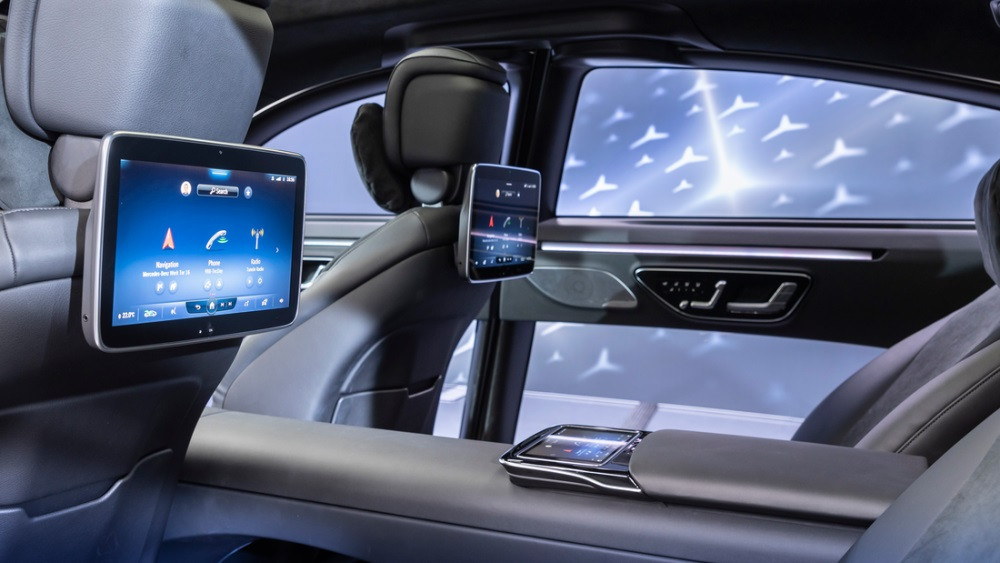 Mercedes-Benz-LG-OLED