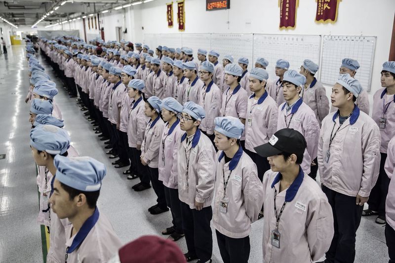 Apple cihazlarının monte edildiği Pegatron fabrikasındaki işçiler