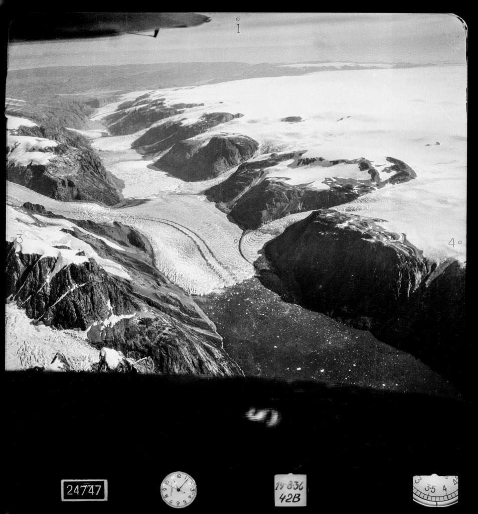 1936'da çekilen Batı Grönland'daki Ujaraannaq vadisindeki buzul
