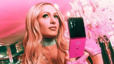 Motorola Razr Plus Paris Hilton ile Tamamen Pembeye Büründü