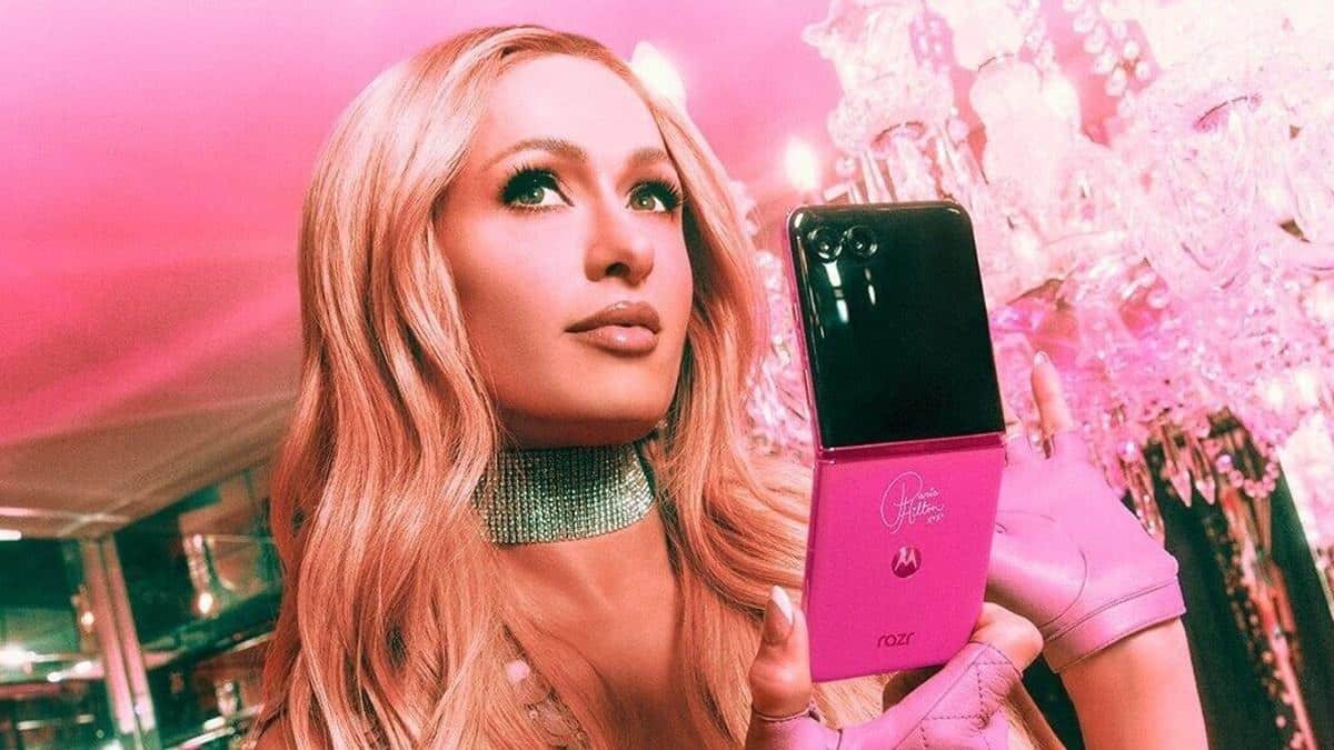 Motorola Razr Plus Paris Hilton ile Tamamen Pembeye Büründü