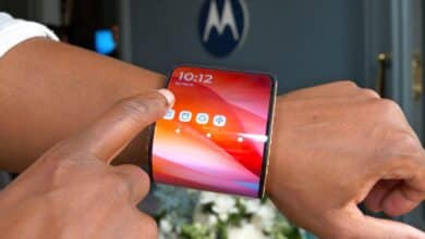 Samsung’un Katlanan Değil Sarılan Telefonu Yolda