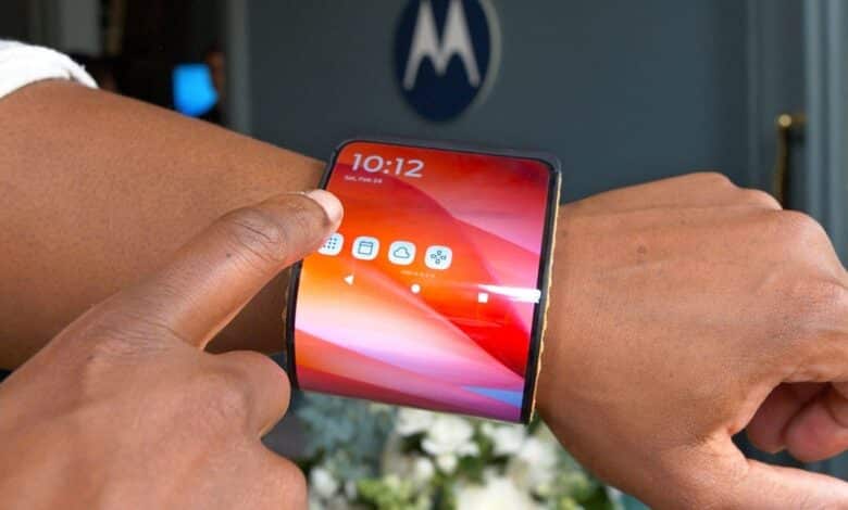 Samsung’un Katlanan Değil Sarılan Telefonu Yolda