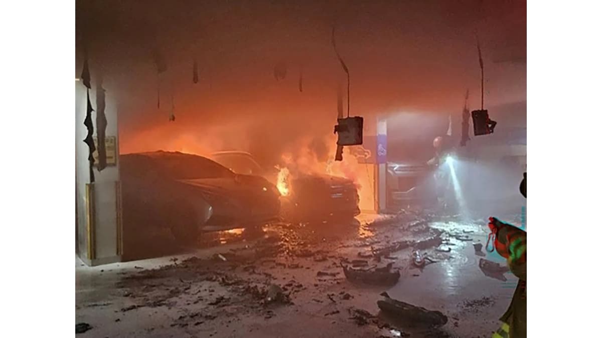 Elektrikli Mercedes-Benz Şarjdayken Alev Aldı