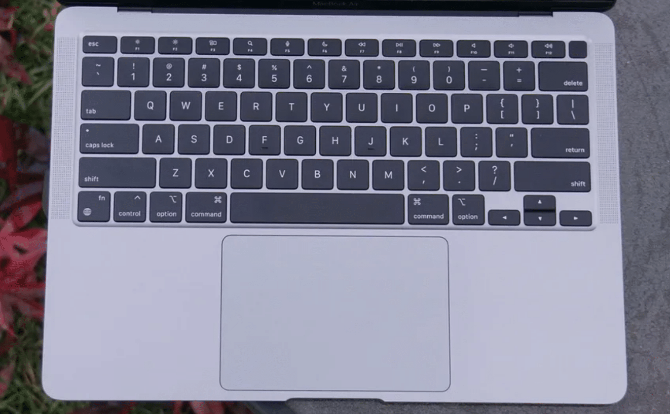 MacBook Air M5 Klavyesi Neden Farklı Görünüyor?