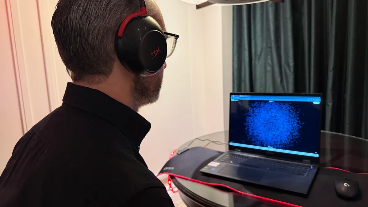 Kulaklıkla Müzik Dinlerken Beyniniz Okunuyor Olabilir