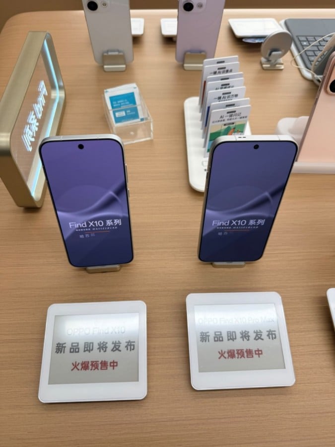 Find X10 ve Find X10 Pro Max (solda) ve Find X10 Pro Max (sağda)